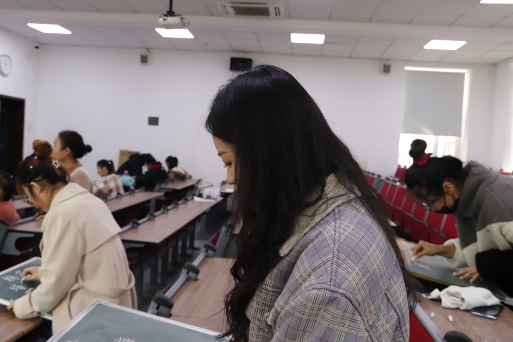 图片包含 人, 室内, 天花板, 女人描述已自动生成