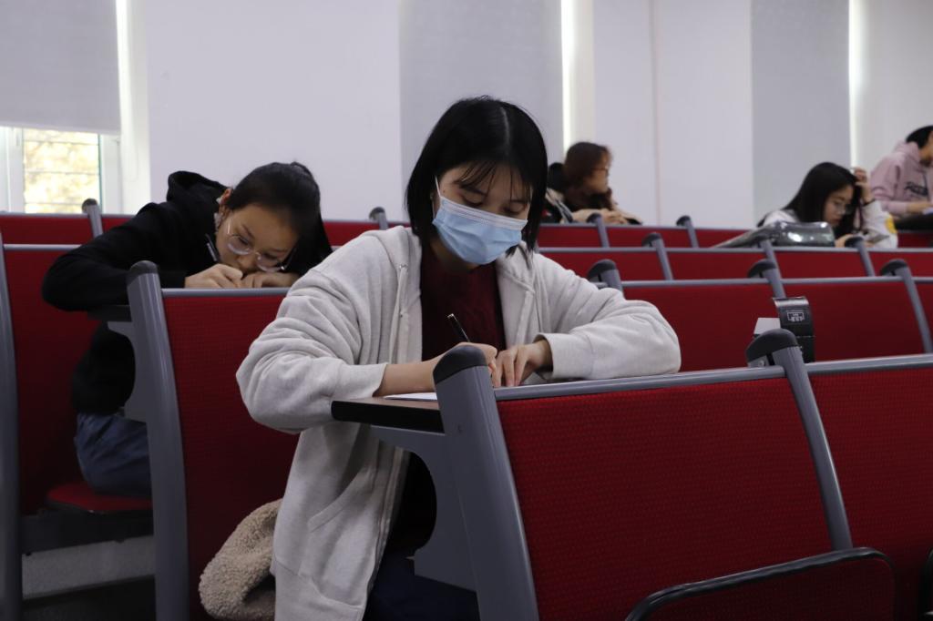 图片包含 人, 室内, 小孩, 笔记本描述已自动生成