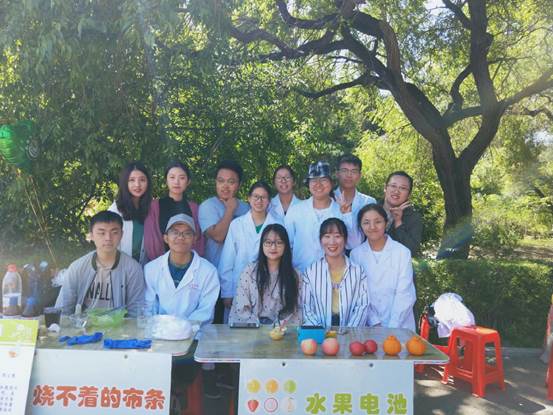 工作人员合影留念