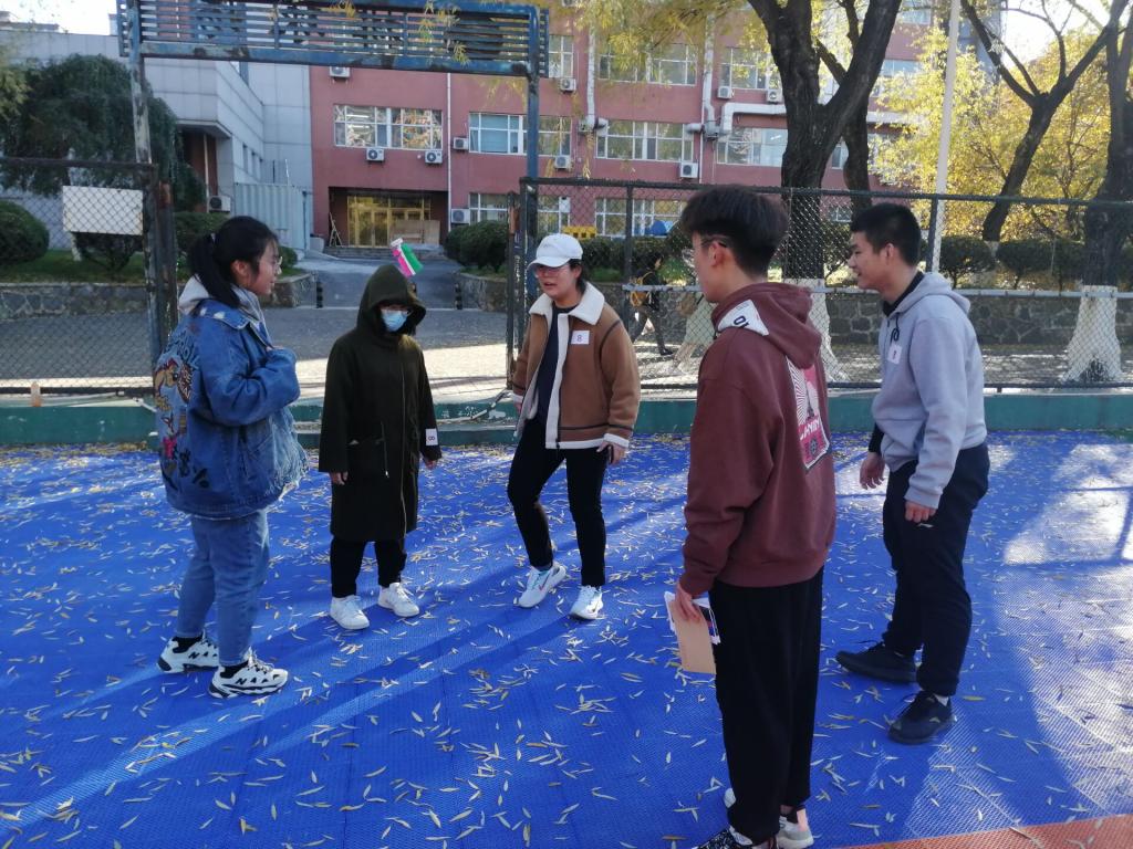 图一：队员们在踢毽子