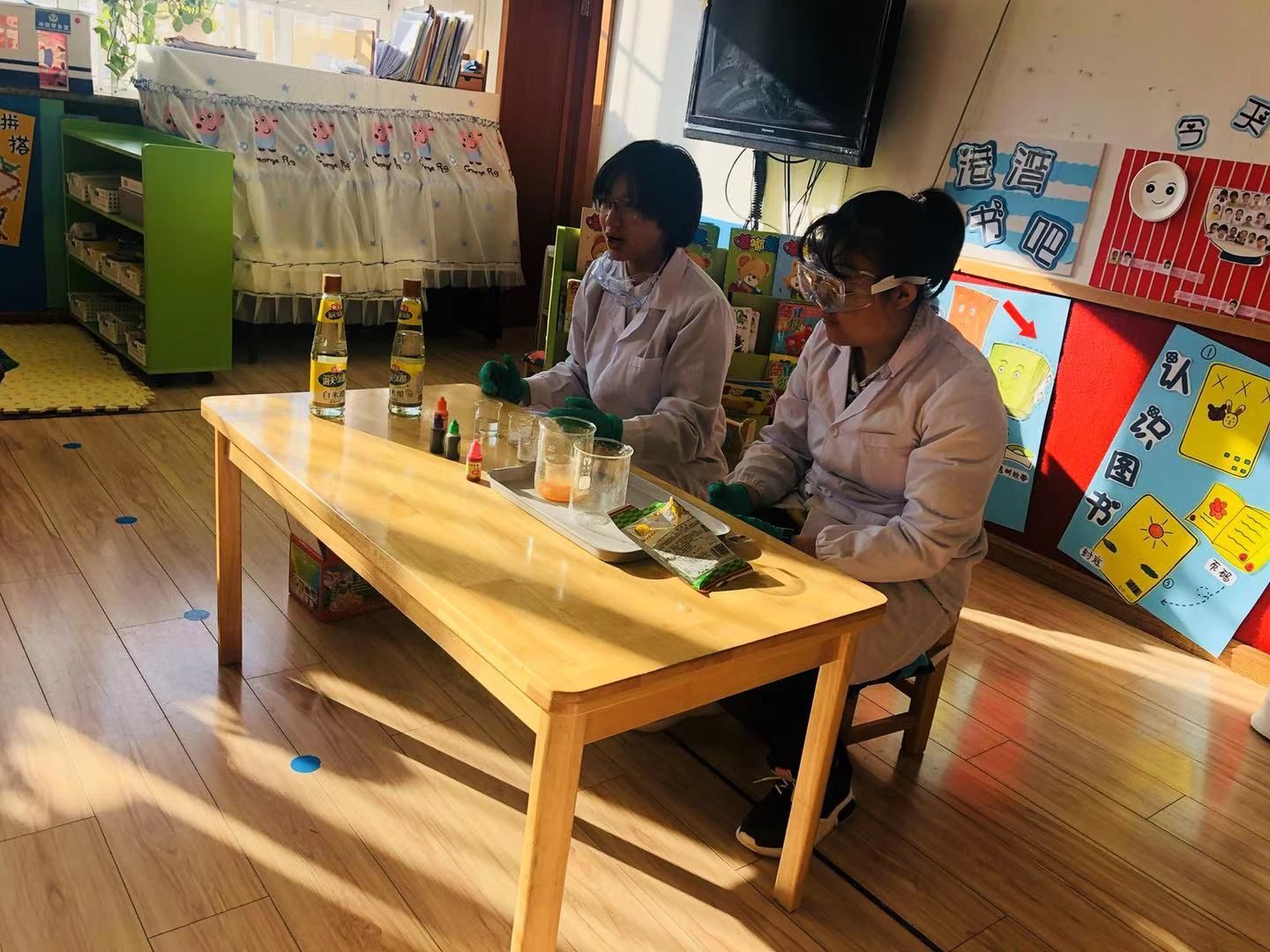 图一：志愿者讲解实验安全知识