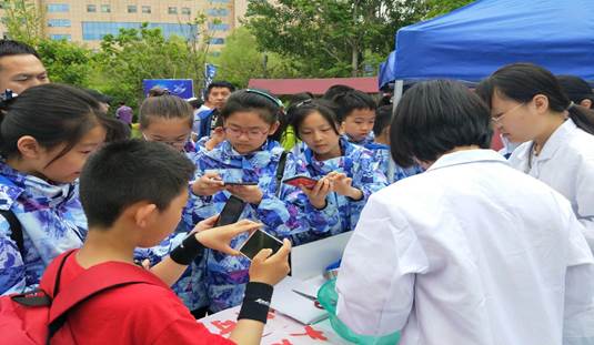 学生们认真听讲解