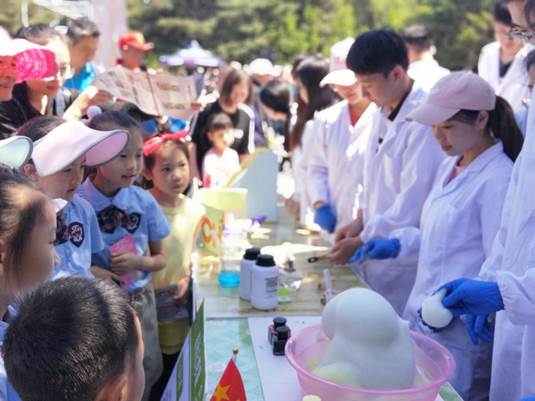 向小朋友展示实验