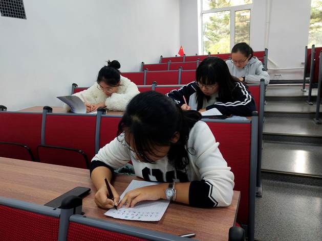 参赛选手正在书写钢笔字