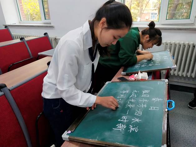 参赛选手正在书写粉笔字